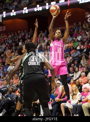 Uncasville, Connecticut, USA. 18. August 2017. Connecticut Sun guard Courtney Williams (10) schießt während der Wnba Basketball Spiel zwischen den New York Liberty und die Connecticut Sun in der Mohegan Sun Arena. New York besiegte Connecticut 82-70. Chris Poss/Alamy leben Nachrichten Stockfoto