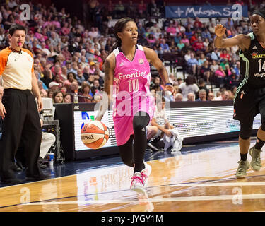 Uncasville, Connecticut, USA. 18. August 2017. Connecticut Sun guard Courtney Williams (10) Während der WNBA Basketball Spiel zwischen den New York Liberty und die Connecticut Sun in der Mohegan Sun Arena. New York besiegte Connecticut 82-70. Chris Poss/Alamy leben Nachrichten Stockfoto