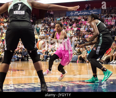 Uncasville, Connecticut, USA. 18. August 2017. Connecticut Sun guard Courtney Williams (10) Während der WNBA Basketball Spiel zwischen den New York Liberty und die Connecticut Sun in der Mohegan Sun Arena. New York besiegte Connecticut 82-70. Chris Poss/Alamy leben Nachrichten Stockfoto