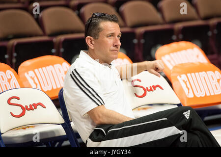 Uncasville, Connecticut, USA. 18. August 2017. Connecticut Sun Head Coach Curt Miller vor dem WNBA Basketball Spiel zwischen den New York Liberty und die Connecticut Sun in der Mohegan Sun Arena. New York besiegte Connecticut 82-70. Chris Poss/Alamy leben Nachrichten Stockfoto