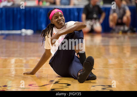 Uncasville, Connecticut, USA. 18. August 2017. Connecticut Sun center Jonquel Jones (35) erstreckt sich vor der WNBA Basketball Spiel zwischen den New York Liberty und die Connecticut Sun in der Mohegan Sun Arena. New York besiegte Connecticut 82-70. Chris Poss/Alamy leben Nachrichten Stockfoto