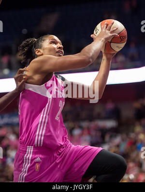 Uncasville, Connecticut, USA. 18. August 2017. Connecticut Sun, Alyssa Thomas (25) schießt während der Wnba Basketball Spiel zwischen den New York Liberty und die Connecticut Sun in der Mohegan Sun Arena. New York besiegte Connecticut 82-70. Chris Poss/Alamy leben Nachrichten Stockfoto