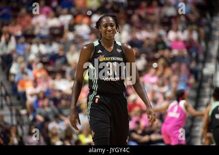 Uncasville, Connecticut, USA. 18. August 2017. New York Liberty Center Tina Charles (31) Während die WNBA Basketball Spiel zwischen den New York Liberty und die Connecticut Sun in der Mohegan Sun Arena. New York besiegte Connecticut 82-70. Chris Poss/Alamy leben Nachrichten Stockfoto