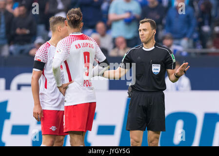 Schiedsrichter Felix Zwayer rechtfertigt seine Entscheidung, Schalke eine Strafe, der zu einem 1-0 Ziel, in die Leipziger Yussuf Poulsen und Leipziger Willi Orban (L) während der deutschen Bundesliga Fußballspiel zwischen dem FC Schalke 04 und RB Leipzig in der Veltins Arena in Gelsenkirchen, Deutschland, 19. August 2017. (EMBARGO BEDINGUNGEN - ACHTUNG: Aufgrund der Akkreditierung Richtlinien, die DFL gestattet nur die Veröffentlichung und Verwertung von bis zu 15 Bildern pro Spiel im Internet und in online Medien während des Spiels.) Foto: Guido Kirchner/dpa Stockfoto