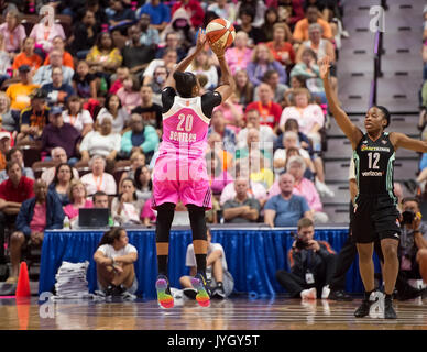 Uncasville, Connecticut, USA. 18. August 2017. Connecticut Sun guard Alex Bentley (20) schießt während der Wnba Basketball Spiel zwischen den New York Liberty und die Connecticut Sun in der Mohegan Sun Arena. New York besiegte Connecticut 82-70. Chris Poss/Alamy leben Nachrichten Stockfoto