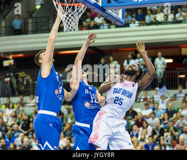 Kupfer, Arena, London, UK, 19. August 2017. GB Gabe Olaseni (25) ist von der Aufnahme einen Punkt von der Griechischen Verteidigung hielt. Die Spannungen hoch in das Spiel der Mannschaft GB Männer v. Griechenland in der Queen Elizabeth Olympic Park, Kupfer, Arena, in diesem Hohen Profil Vorbereitung Spiel. Das Spiel ist Großbritanniens nur Hauptspiel in Großbritannien inszeniert, bevor Sie an der FIBA Basketball-europameisterschaft 2017 konkurrieren. Die GB-Männer sind von Joe Prunty. Griechenland trainierte Gewinnen 88-84. Stockfoto