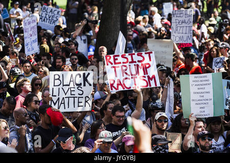 Boston, Massachusetts, USA. 19 August, 2017. Zehntausende gegen Demonstranten versammelt, um gegen die "Freie Rede Rally'', die im Besitz von Weißen Vorherrschaft in Boston, Massachusetts, am Samstag, den 19. August, 2017.8/19/2017 in Boston, Massachusetts. Credit: ZUMA Press, Inc./Alamy leben Nachrichten Stockfoto