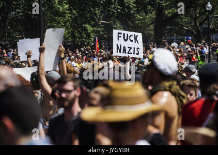 Boston, Massachusetts, USA. 19 August, 2017. Zehntausende gegen Demonstranten versammelt, um gegen die "Freie Rede Rally'', die im Besitz von Weißen Vorherrschaft in Boston, Massachusetts, am Samstag, den 19. August, 2017.8/19/2017 in Boston, Massachusetts. Credit: ZUMA Press, Inc./Alamy leben Nachrichten Stockfoto