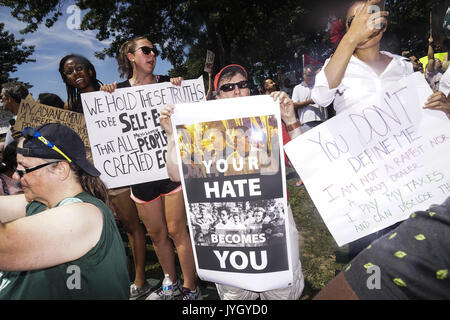 Boston, Massachusetts, USA. 19 August, 2017. Zehntausende gegen Demonstranten versammelt, um gegen die "Freie Rede Rally'', die im Besitz von Weißen Vorherrschaft in Boston, Massachusetts, am Samstag, den 19. August, 2017.8/19/2017 in Boston, Massachusetts. Credit: ZUMA Press, Inc./Alamy leben Nachrichten Stockfoto