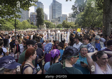 Boston, Massachusetts, USA. 19 August, 2017. Zehntausende gegen Demonstranten versammelt, um gegen die "Freie Rede Rally'', die im Besitz von Weißen Vorherrschaft in Boston, Massachusetts, am Samstag, den 19. August, 2017.8/19/2017 in Boston, Massachusetts. Credit: ZUMA Press, Inc./Alamy leben Nachrichten Stockfoto