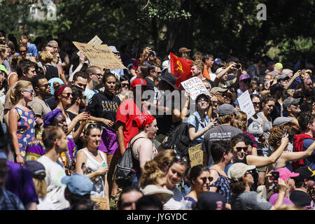 Boston, Massachusetts, USA. 19 August, 2017. Zehntausende gegen Demonstranten versammelt, um gegen die "Freie Rede Rally'', die im Besitz von Weißen Vorherrschaft in Boston, Massachusetts, am Samstag, den 19. August, 2017.8/19/2017 in Boston, Massachusetts. Credit: ZUMA Press, Inc./Alamy leben Nachrichten Stockfoto