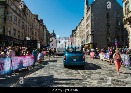Edinburgh, Großbritannien. 18 Aug, 2017. Die Fringe Edinburgh August 2017, Massen von Besuchern. Quelle: David Ridley/Alamy leben Nachrichten Stockfoto