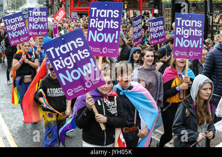 Tausende gehen auf die Straßen bei der Gay Pride Parade durch das Stadtzentrum von Glasgow. Hunderte von Unternehmen und gesellschaftlichen Gruppen zeigen auf der Veranstaltung ihre Unterstützung für LGBT- und Trans-Rechte. Stockfoto