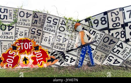 Meadville, Pennsylvania, USA. 19 Aug, 2017. In Zusammenarbeit mit dem Pennsylvania Verkehrsministerium, Allegheny College Kunststudenten umfunktionierten Straße Zeichen als Kunst Materialien verwendet die PennDOT Road Sign Skulptur Garten zu erstellen. Die Skulpturen schmücken die Wände der Abteilung Verkehr auf Route 19. Credit: Brian Cahn/ZUMA Draht/Alamy leben Nachrichten Stockfoto