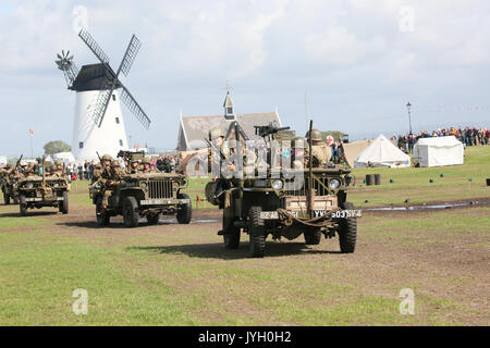 Lytham St. Annes, England. 19 Aug, 2017. Armee-Lkw vor der Windmühle auf dem Meer getrieben in Lytham St Annes, 19 August, 2017, (C) Barbara Cook/Alamy Live News Credit: Barbara Koch/Alamy leben Nachrichten Stockfoto