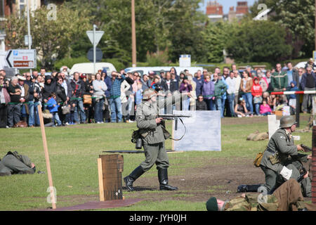 Lytham St. Annes, England. 19 Aug, 2017. Zuschauer verfolgen einen Krieg reenactment in Lytham St Annes, 19 August, 2017, (C) Barbara Cook/Alamy Live News Credit: Barbara Koch/Alamy leben Nachrichten Stockfoto