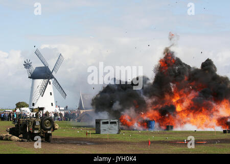 Lytham St. Annes, England. 19 Aug, 2017. Pyrotechnik Explosion vor der Mühle in Lytham St Annes, 19 August, 2017, (C) Barbara Cook/Alamy Live News Credit: Barbara Koch/Alamy leben Nachrichten Stockfoto