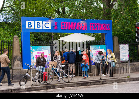 Edinburgh, Großbritannien. 18 Aug, 2017. Die Fringe Edinburgh August 2017, Massen von Besuchern. Quelle: David Ridley/Alamy leben Nachrichten Stockfoto