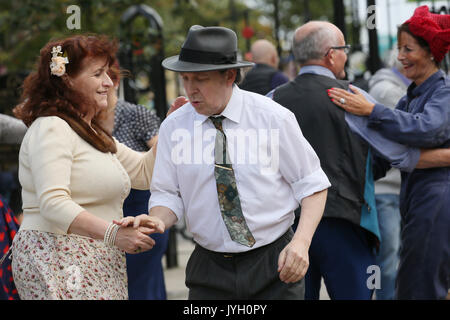 Lytham St. Annes, England. 19 Aug, 2017. Paare tanzen im 40er Wochenende in Lytham St Annes, 19 August, 2017, (C) Barbara Cook/Alamy Live News Credit: Barbara Koch/Alamy leben Nachrichten Stockfoto