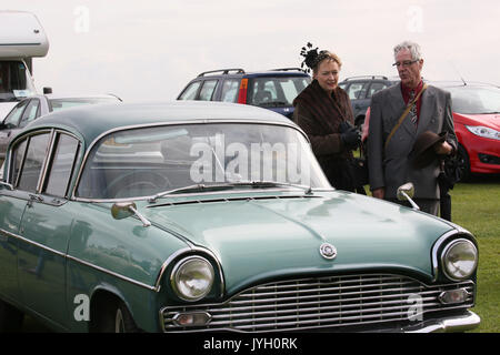 Lytham St. Annes, England. 19 Aug, 2017. Ein Paar auf der Suche an einem alten Auto in Lytham St Annes, 19 August, 2017, (C) Barbara Cook/Alamy Live News Credit: Barbara Koch/Alamy leben Nachrichten Stockfoto