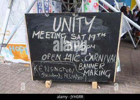 London, Großbritannien. 19 Aug, 2017. Kensington Reisdents Allianz halten zusammen am 19. August erhalten Sie für die lokale Gemeinschaft unter den Westway, North Kensington. Kredit claire Doherty Alamy/Live-Nachrichten. Stockfoto