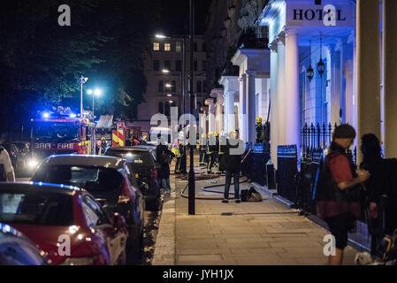 London, Großbritannien. 19 Aug, 2017. Acht Löschfahrzeuge und 58 Feuerwehrmänner zu einem Feuer auf Kensington Gardens Square in Bayswater, genannt. Das Feuer brannte zwei Wohnungen - eine auf der dritten Etage und eins auf der vierten Etage des umgerechnet fünf stöckiges Reihenhaus Stadthaus. Credit: Peter Manning/Alamy leben Nachrichten Stockfoto