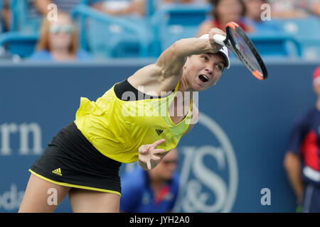 August 19, 2017: Simona Halep (ROU) im Semifinale dient 2017 Western & Southern Open Tennis Turnier am Linder Familie Tennis Center in Mason, Ohio gespielt wird. Adam Lacy/CSM Stockfoto