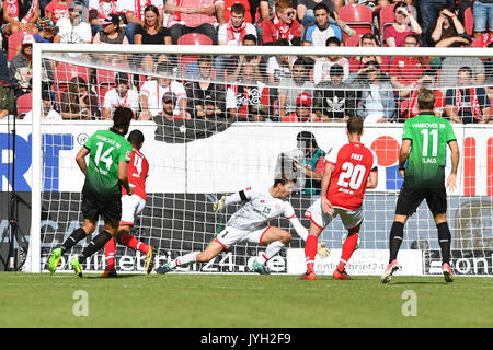 Tor zum 0-1 von Martin Harnik (Hannover 96, Li, Aktion, Torschuss gegen das 1:0 fiel Rene ADLER (FSV Mainz) und Abdou DIALLO (1. FSV FSV Mainz 05). Fussball 1. Bundesliga, 1. Spieltag, Spieltag 01, 1. FSV FSV Mainz 05 (MZ) - Hannover 96 (H) 0-1, am 19.08.2017 in Mainz/Deutschland, O P E L A R E N A | Verwendung weltweit Stockfoto