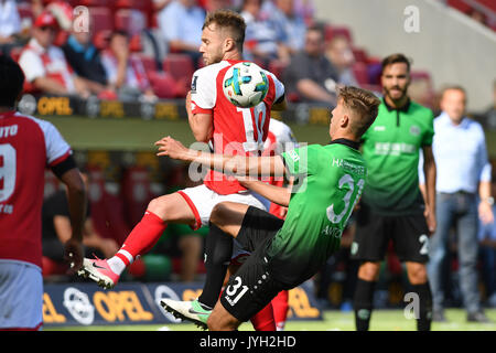 Mainz, Deutschland. 19 Aug, 2017. Alexandru MAXIM (FSV Mainz), Aktion, Zweikampf gegen Waldemar ANTON (Hannover 96), Fussball 1. Bundesliga, 1. Spieltag, Spieltag 01, 1. FSV FSV Mainz 05 (MZ) - Hannover 96 (H) 0-1, am 19.08.2017 in Mainz/Deutschland, O P E L A R E N A | Verwendung weltweit Quelle: dpa/Alamy leben Nachrichten Stockfoto