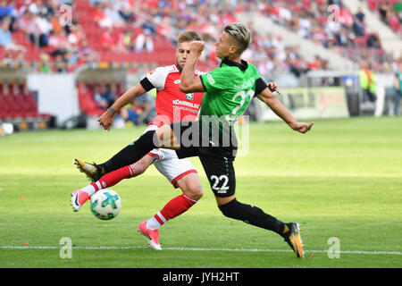 Mainz, Deutschland. 19 Aug, 2017. Alexandru MAXIM (FSV Mainz), Aktion, Zweikampf gegen Matthias OSTRZOLEK (Hannover 96). Fussball 1. Bundesliga, 1. Spieltag, Spieltag 01, 1. FSV FSV Mainz 05 (MZ) - Hannover 96 (H) 0-1, am 19.08.2017 in Mainz/Deutschland, O P E L A R E N A | Verwendung weltweit Quelle: dpa/Alamy leben Nachrichten Stockfoto