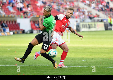 Mainz, Deutschland. 19 Aug, 2017. Alexandru MAXIM (FSV Mainz), Aktion, Zweikampf gegen Matthias OSTRZOLEK (Hannover 96). Fussball 1. Bundesliga, 1. Spieltag, Spieltag 01, 1. FSV FSV Mainz 05 (MZ) - Hannover 96 (H) 0-1, am 19.08.2017 in Mainz/Deutschland, O P E L A R E N A | Verwendung weltweit Quelle: dpa/Alamy leben Nachrichten Stockfoto