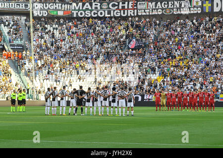 Turin, Italien. 19 August, 2017. Schweigeminute Vor dem Spiel in der Serie A TIM zwischen Juventus Turin und Cagliari Calcio in der Allianz Stadion Torino. Das endgültige Ergebnis der Match ist 3-0. Quelle: Fabio Udine/Alamy leben Nachrichten Stockfoto