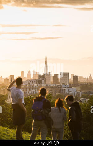 London, Großbritannien. 19 August, 2017. UK Wetter: Einheimische und Touristen am Abend den Sonnenuntergang über der Stadt von Greenwich Park gesehen. © Guy Corbishley/Alamy leben Nachrichten Stockfoto