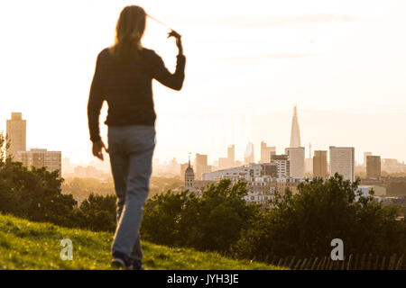 London, Großbritannien. 19 August, 2017. UK Wetter: Einheimische und Touristen am Abend den Sonnenuntergang über der Stadt von Greenwich Park gesehen. © Guy Corbishley/Alamy leben Nachrichten Stockfoto