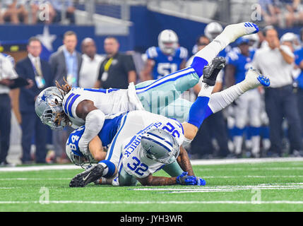 August 19, 2017: Indianapolis Colts festes Ende Jack Doyle # 84 von Dallas Cowboys außerhalb linebacker Jaylon Smith #54 (oben) und Dallas Cowboys cornerback Orlando Scandrick Nr. 32 ihn im zweiten Quartal bei einem NFL Football Spiel zwischen den Indianapolis Colts und den Dallas Cowboys bei AT&T Stadium in Arlington, TX Albert Pena/CSM hit Hit ist Stockfoto