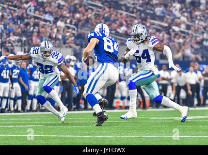 August 19, 2017: Indianapolis Colts festes Ende Jack Doyle #84 trägt den Ball als Dallas Cowboys außerhalb linebacker Jaylon Smith #54 und Dallas Cowboys cornerback Orlando Scandrick Nr. 32 ihn im zweiten Quartal bei einem NFL Football Spiel zwischen den Indianapolis Colts und den Dallas Cowboys bei AT&T Stadium in Arlington, TX Albert Pena/CSM hit Stockfoto