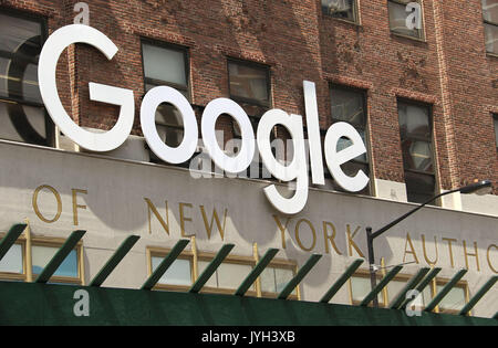 New York, New York, USA. 19 Aug, 2017. Ein Blick auf Google Hauptquartier in 111 8. Avenue. Google vor kurzem abgefeuert James Damore für die Buchung einer 10 Seite anti-vielfalt Memo. Die Alt-taste Rechts geplant, eine März bei Google Hauptsitz über die Grafschaft aber abgebrochen wegen Sicherheitsbedenken. Credit: Nancy Kaszerman/ZUMA Draht/Alamy leben Nachrichten Stockfoto