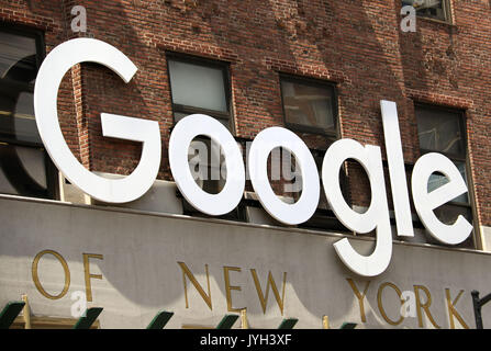 August 19, 2017 - New York, New York, USA - Ein Blick auf Google Hauptquartier in 111 8. Avenue. Google vor kurzem abgefeuert James Damore für die Buchung einer 10 Seite anti-vielfalt Memo. Die Alt-taste Rechts geplant, eine März bei Google Hauptsitz über die Grafschaft aber abgebrochen wegen Sicherheitsbedenken. (Bild: © Nancy Kaszerman über ZUMA Draht) Stockfoto