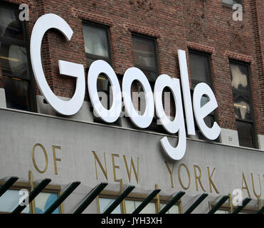 August 19, 2017 - New York, New York, USA - Ein Blick auf Google Hauptquartier in 111 8. Avenue. Google vor kurzem abgefeuert James Damore für die Buchung einer 10 Seite anti-vielfalt Memo. Die Alt-taste Rechts geplant, eine März bei Google Hauptsitz über die Grafschaft aber abgebrochen wegen Sicherheitsbedenken. (Bild: © Nancy Kaszerman über ZUMA Draht) Stockfoto