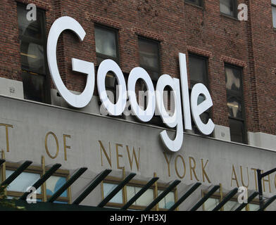 August 19, 2017 - New York, New York, USA - Ein Blick auf Google Hauptquartier in 111 8. Avenue. Google vor kurzem abgefeuert James Damore für die Buchung einer 10 Seite anti-vielfalt Memo. Die Alt-taste Rechts geplant, eine März bei Google Hauptsitz über die Grafschaft aber abgebrochen wegen Sicherheitsbedenken. (Bild: © Nancy Kaszerman über ZUMA Draht) Stockfoto