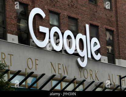August 19, 2017 - New York, New York, USA - Ein Blick auf Google Hauptquartier in 111 8. Avenue. Google vor kurzem abgefeuert James Damore für die Buchung einer 10 Seite anti-vielfalt Memo. Die Alt-taste Rechts geplant, eine März bei Google Hauptsitz über die Grafschaft aber abgebrochen wegen Sicherheitsbedenken. (Bild: © Nancy Kaszerman über ZUMA Draht) Stockfoto