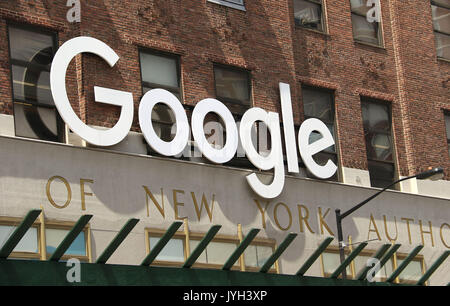 August 19, 2017 - New York, New York, USA - Ein Blick auf Google Hauptquartier in 111 8. Avenue. Google vor kurzem abgefeuert James Damore für die Buchung einer 10 Seite anti-vielfalt Memo. Die Alt-taste Rechts geplant, eine März bei Google Hauptsitz über die Grafschaft aber abgebrochen wegen Sicherheitsbedenken. (Bild: © Nancy Kaszerman über ZUMA Draht) Stockfoto