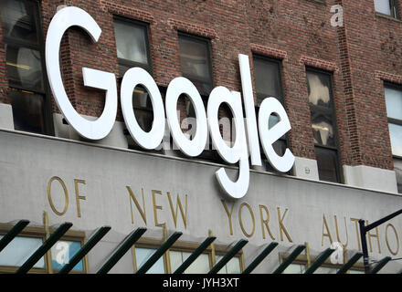 August 19, 2017 - New York, New York, USA - Ein Blick auf Google Hauptquartier in 111 8. Avenue. Google vor kurzem abgefeuert James Damore für die Buchung einer 10 Seite anti-vielfalt Memo. Die Alt-taste Rechts geplant, eine März bei Google Hauptsitz über die Grafschaft aber abgebrochen wegen Sicherheitsbedenken. (Bild: © Nancy Kaszerman über ZUMA Draht) Stockfoto