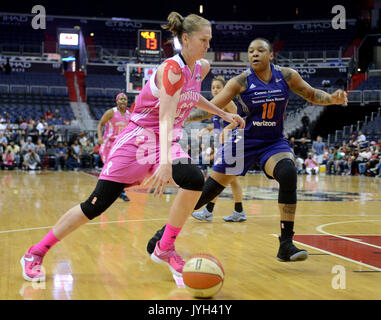 Washington, DC, USA. 18 Aug, 2017. 20170818 - Washington Mystics Zentrum EMMA MEESSEMAN (33) Laufwerke gegen Phoenix Mercury vorwärts EMMA KANONE (10) in der ersten Hälfte in der Hauptstadt zu einer Arena in Washington. Credit: Chuck Myers/ZUMA Draht/Alamy leben Nachrichten Stockfoto