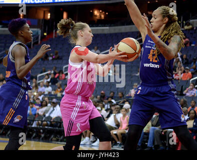 Washington, DC, USA. 18 Aug, 2017. 20170818 - Washington Mystics Zentrum EMMA MEESSEMAN (33) Gerichte aus der Kugel zwischen den Phoenix Mercury guard Danielle Robinson (11) und die Phoenix Mercury center BRITTNEY GRINER (42) in der ersten Hälfte in der Hauptstadt zu einer Arena in Washington. Credit: Chuck Myers/ZUMA Draht/Alamy leben Nachrichten Stockfoto