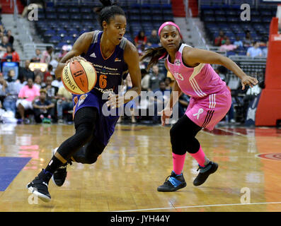 Washington, DC, USA. 18 Aug, 2017. 20170818 - Phoenix Mercury guard YVONNE TURNER (6) treibt Vergangenheit Washington Mystics guard Elfenbein Latta (12) in der zweiten Hälfte in der Hauptstadt zu einer Arena in Washington. Credit: Chuck Myers/ZUMA Draht/Alamy leben Nachrichten Stockfoto