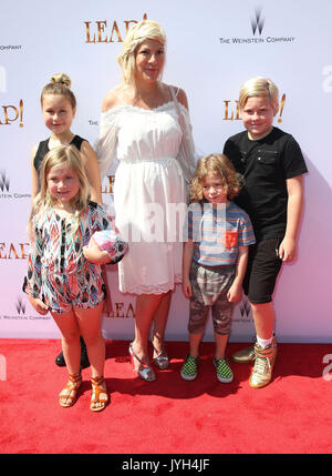 Los Angeles, Kalifornien, USA. 19 Aug, 2017. 19. August 2017 - Los Angeles, Kalifornien - Tori Spelling, Stella Doreen McDermott, Liam Aaron McDermott, Hattie Margaret McDermott, Beau Dean McDermott. '' Sprung!" Los Angeles Premiere statt bei Pacific Theater im Grove. Photo Credit: F. Sadou/AdMedia Credit: F. Sadou/AdMedia/ZUMA Draht/Alamy leben Nachrichten Stockfoto