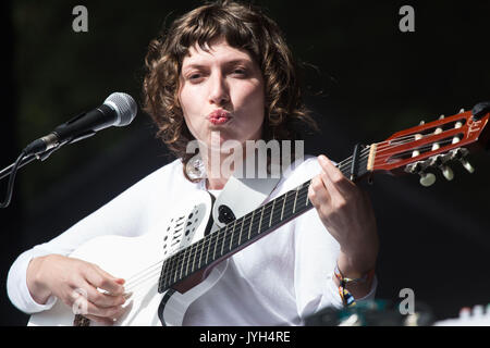 ALDOUS HARDING, JUNG, KONZERT: Der aufstrebende neuseeländische Sänger ALDOUS HARDING spielt früh am Tag auf der kleinen, ummauerten Gartenbühne und eine riesige Menschenmenge tauchte auf, um sie zu sehen. Tag 2 des Green man Musikfestivals in Glanusk Park, Brecon, Wales, 19. August 2017. Foto: Rob Watkins. INFO: Aldous Harding, eine neuseeländische Singer-Songwriterin, verzaubert mit ihren eindringlichen Vocals und stimmungsvollen Geschichten. Alben wie 'Party' und 'Designer' zeigen ihre einzigartige Mischung aus Folk, Indie Rock und Avantgarde-Elementen und machen sie zu einer fesselnden und rätselhaften Präsenz in der Musikindustrie. Stockfoto