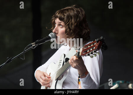 ALDOUS HARDING, JUNG, KONZERT: Der aufstrebende neuseeländische Sänger ALDOUS HARDING spielt früh am Tag auf der kleinen, ummauerten Gartenbühne und eine riesige Menschenmenge tauchte auf, um sie zu sehen. Tag 2 des Green man Musikfestivals in Glanusk Park, Brecon, Wales, 19. August 2017. Foto: Rob Watkins. INFO: Aldous Harding, eine neuseeländische Singer-Songwriterin, verzaubert mit ihren eindringlichen Vocals und stimmungsvollen Geschichten. Alben wie 'Party' und 'Designer' zeigen ihre einzigartige Mischung aus Folk, Indie Rock und Avantgarde-Elementen und machen sie zu einer fesselnden und rätselhaften Präsenz in der Musikindustrie. Stockfoto