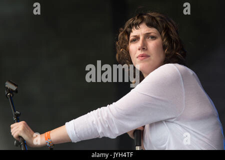 ALDOUS HARDING, JUNG, KONZERT: Der aufstrebende neuseeländische Sänger ALDOUS HARDING spielt früh am Tag auf der kleinen, ummauerten Gartenbühne und eine riesige Menschenmenge tauchte auf, um sie zu sehen. Tag 2 des Green man Musikfestivals in Glanusk Park, Brecon, Wales, 19. August 2017. Foto: Rob Watkins. INFO: Aldous Harding, eine neuseeländische Singer-Songwriterin, verzaubert mit ihren eindringlichen Vocals und stimmungsvollen Geschichten. Alben wie 'Party' und 'Designer' zeigen ihre einzigartige Mischung aus Folk, Indie Rock und Avantgarde-Elementen und machen sie zu einer fesselnden und rätselhaften Präsenz in der Musikindustrie. Stockfoto